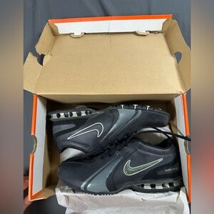 Nike Men's Black and Silver Athletic Shoes P0052